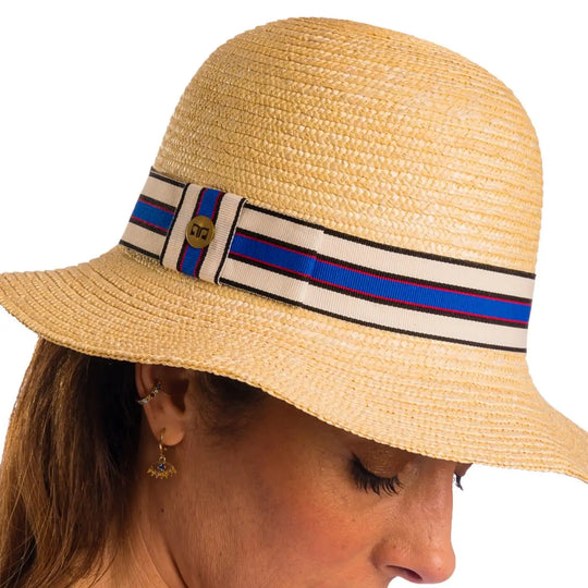 vista frontale inclinata di una donna con capelli lunghi che indossa un cappello a cloche in paglia di firenze color treccia chiara fatto a mano da primario nesti