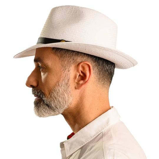 vista laterale di un uomo con barba che indossa un cappello da sole in stile fedora estivo color bianco fatto a mano da cappelleria primario nesti