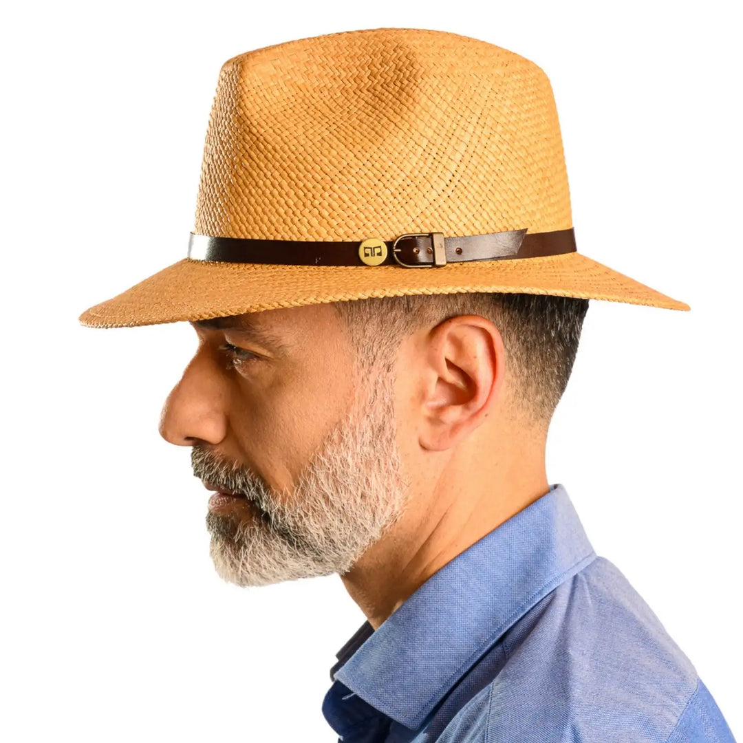 vista laterale di un uomo con barba che indossa un cappello di panama a tesa media da sole color avana fatto a mano da cappelleria primario nesti