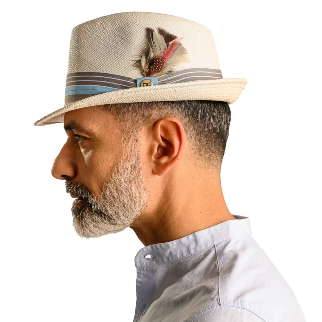 vista laterale di un uomo con barba che indossa un cappello di panama in stile trilby color bianco fatto a mano da cappelleria primario nesti
