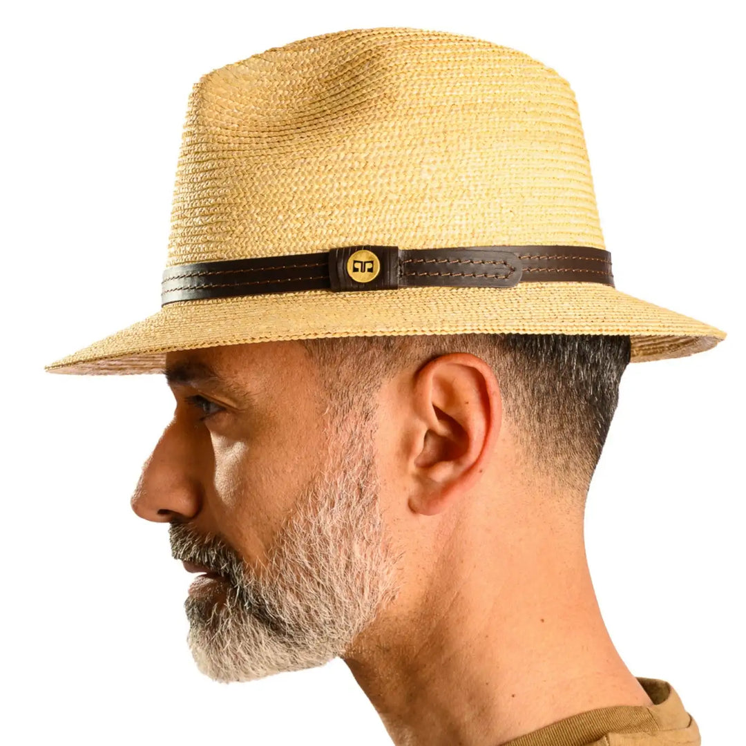vista laterale di un uomo con barba che indossa un cappello tesa media in paglia di firenze color treccia chiara fatto a mano da primario nesti