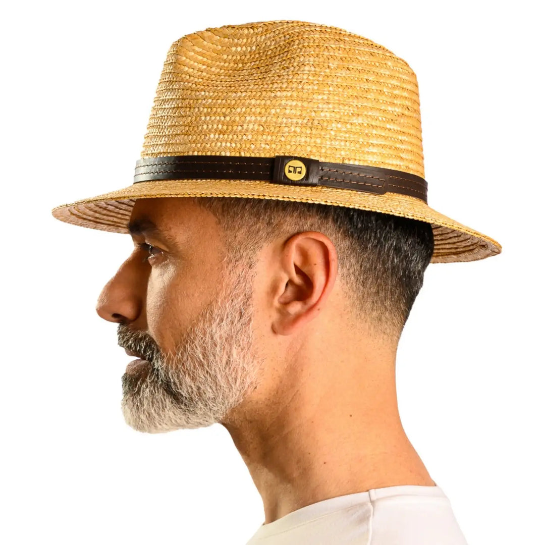vista laterale di un uomo con barba che indossa un cappello tesa media in paglia di firenze color treccia scura fatto a mano da primario nesti