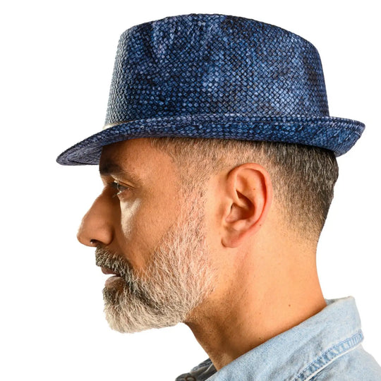 vista laterale di un uomo con barba che indossa un cappello trilby a tesa corta stonewashed color jeans fatto a mano da cappelleria primario nesti