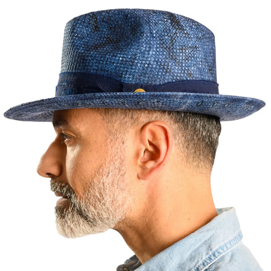 vista laterale di un uomo con barba che indossa un cappello trilby a tesa media stonewashed color jeans fatto a mano da cappelleria primario nesti
