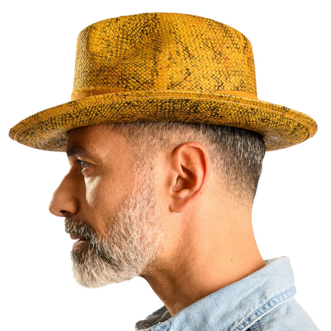 vista laterale di un uomo con barba che indossa un cappello trilby a tesa media stonewashed color ocra fatto a mano da cappelleria primario nesti