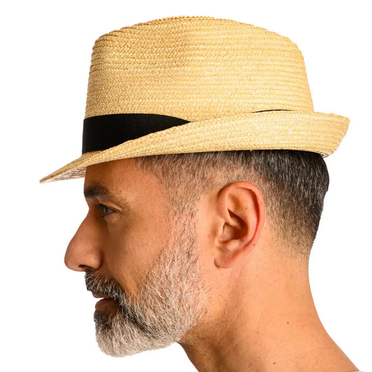 vista laterale di un uomo con barba che indossa un cappello trilby in paglia di firenze color treccia chiara fatto a mano da cappelleria primario nesti