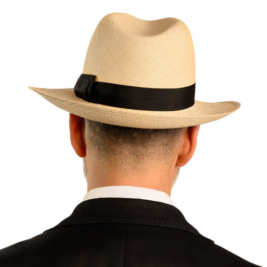 vista posteriore di un uomo con barba che indossa un cappello di panama montecristi originale color naturale fatto a mano da cappelleria primario nesti
