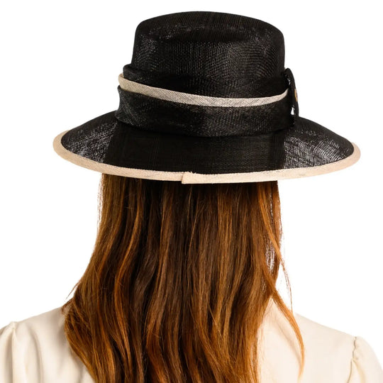 vista posteriore di una donna con capelli lunghi che indossa un cappello da cerimonia estivo elegante color nero bianco fatto a mano da primario nesti