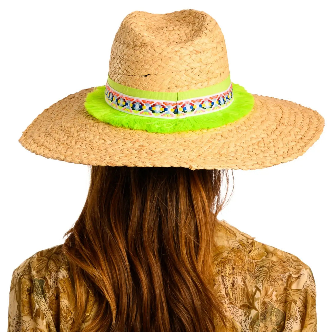 vista posteriore di una donna con capelli lunghi che indossa un cappello da mare a tesa larga in rafia color paglia lime fatto a mano da primario nesti