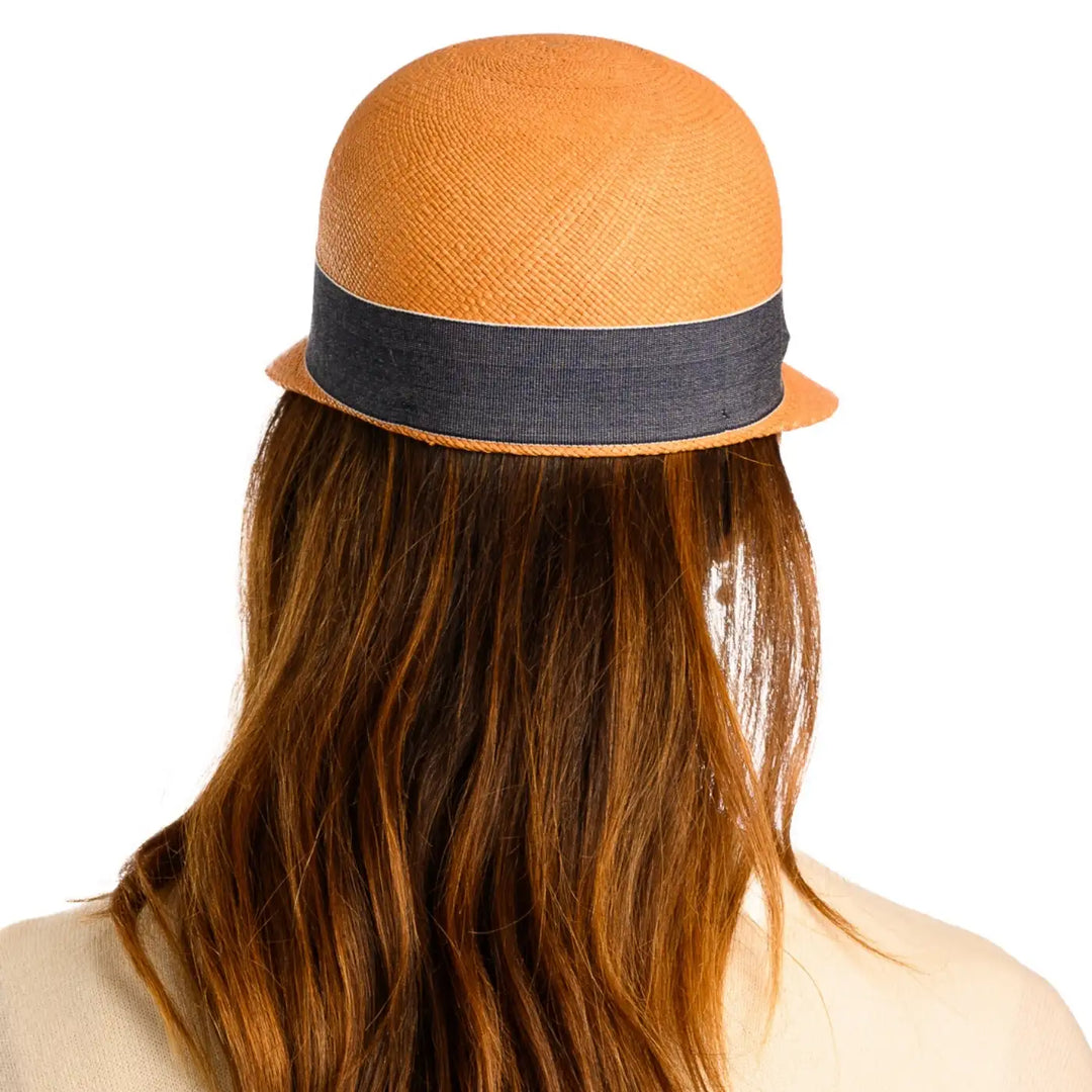 vista posteriore di una donna con capelli lunghi che indossa un cappello di panama con visiera corta color avana fatto a mano da cappelleria primario nesti